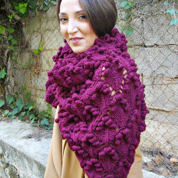 Triangular shawl with bobbles