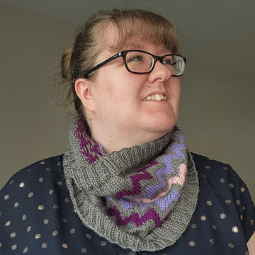 Contrast Chevron Cowl
