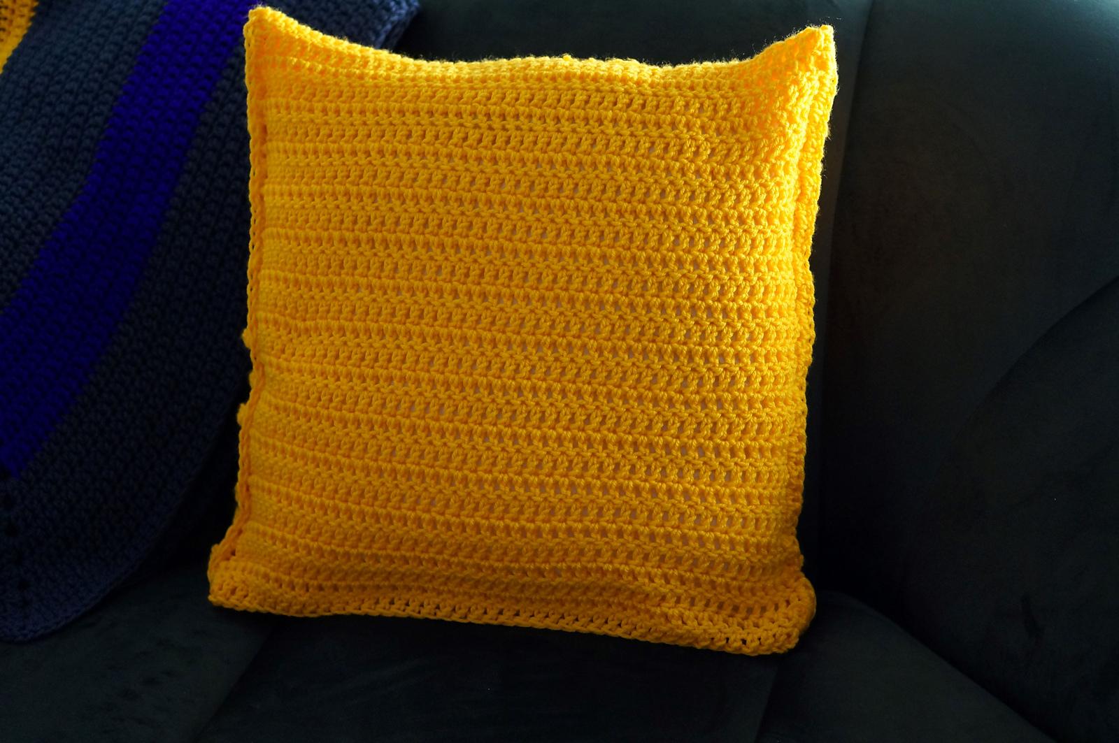 Bobble stitch pillow cover