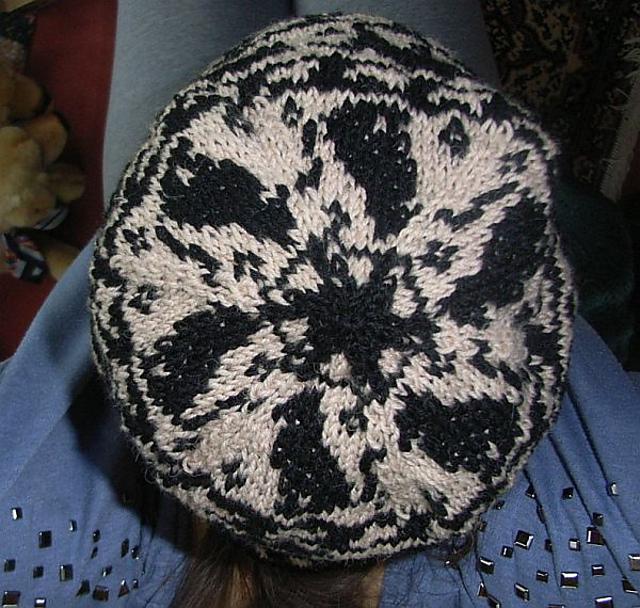 Cat on fieldmouse hunt beanie