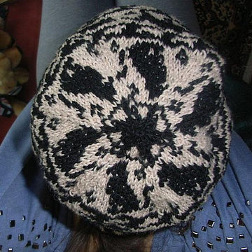 Cat on fieldmouse hunt beanie