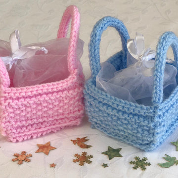 'Bitsy' Basket for favours, sweets, toys. In Patons Fab DK