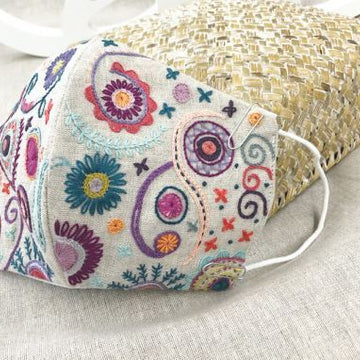 Un Chat Dans L'Aiguilles On Flowery Mask Embroidery Kit - 20x14 cm