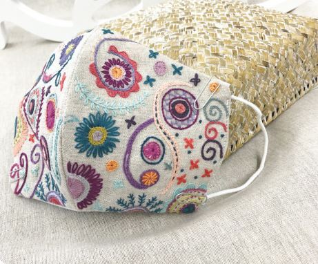 Un Chat Dans L'Aiguilles On Flowery Mask Embroidery Kit - 20x14 cm