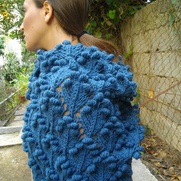 Triangular shawl with bobbles