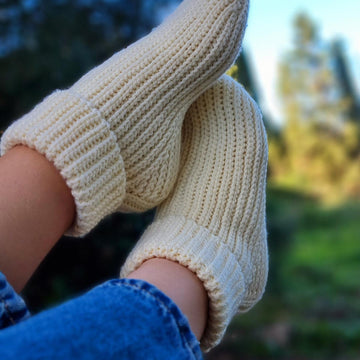 Warm unisex crochet socks with adjustable size pattern S1