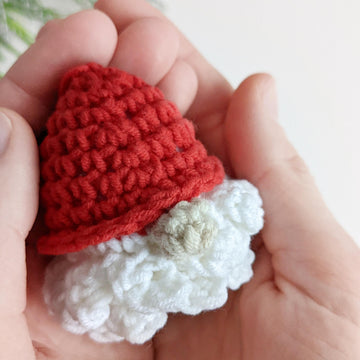 Christmas gnome ornament easy crochet pattern