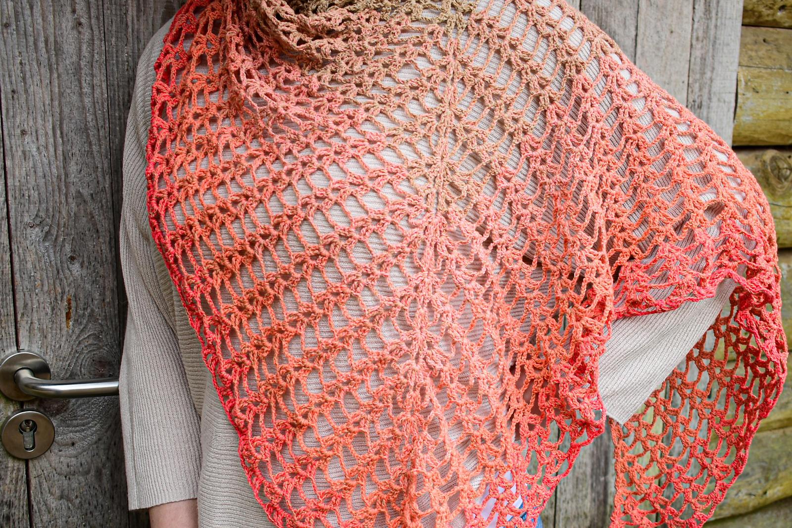 Triangular shawl "desert flower"