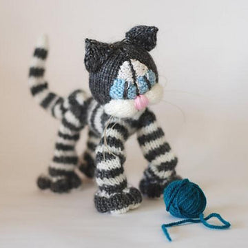Playful Blue eyes Tabby cat ( a wire skeleton inside) - knitting pattern (knitted round)