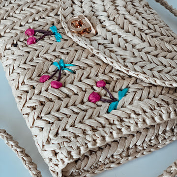 Clutch with raffia yarn