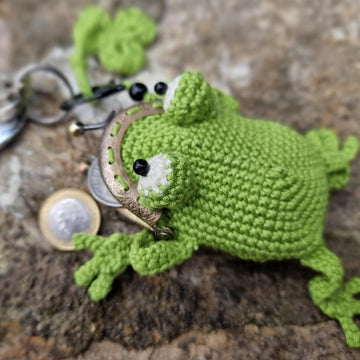 Frog coin purse keychain bag charm with clover kiss clasp crochet pattern T34