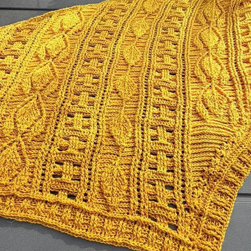 Flat Triangular Scarf "Larisaia"