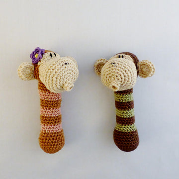 Knuddlige Babyrasseln Äffchen Nino & Nina Häkelanleitung