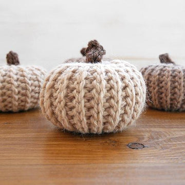 Adorable crochet pumpkins that look knit