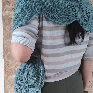Spiral hexagon pocket scarf