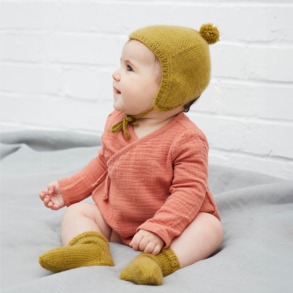Lyra Bonnet & Socks - Knitting Pattern For Babies in Debbie Bliss Luna