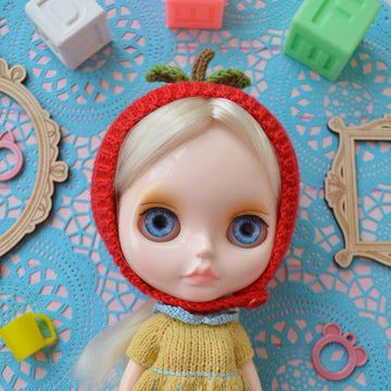 Knitted hat for Blythe doll