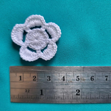 White small flower crochet pattern