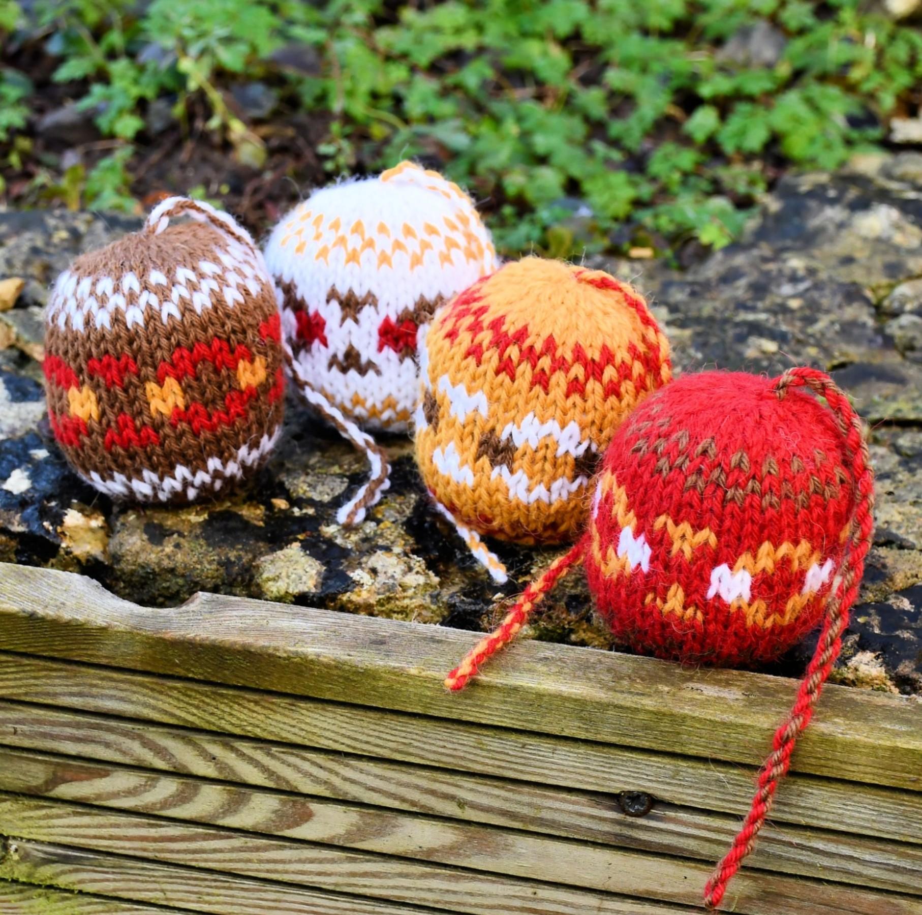 Painted Daisy Hanging Decoration Knitting Pattern - Toy Knitting Pattern
