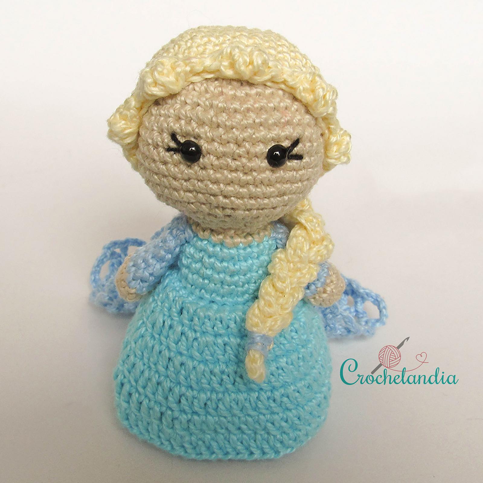 Elsa amigurumi doll - crochet pattern by Crochelandia