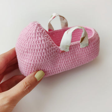 Carry cot for miniatures
