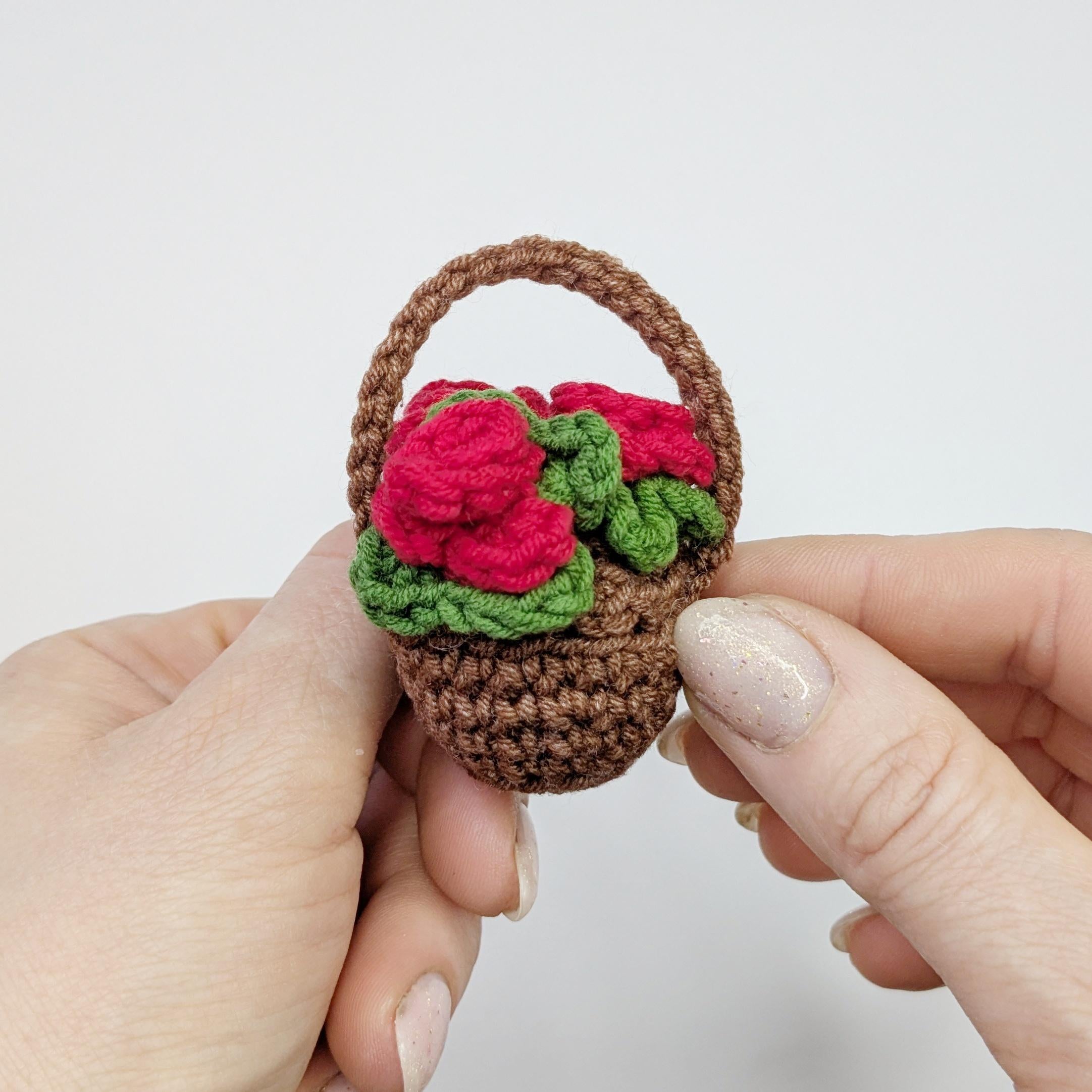Crochet Mini Basket with Roses Pattern, Easy Bouquet Kechain