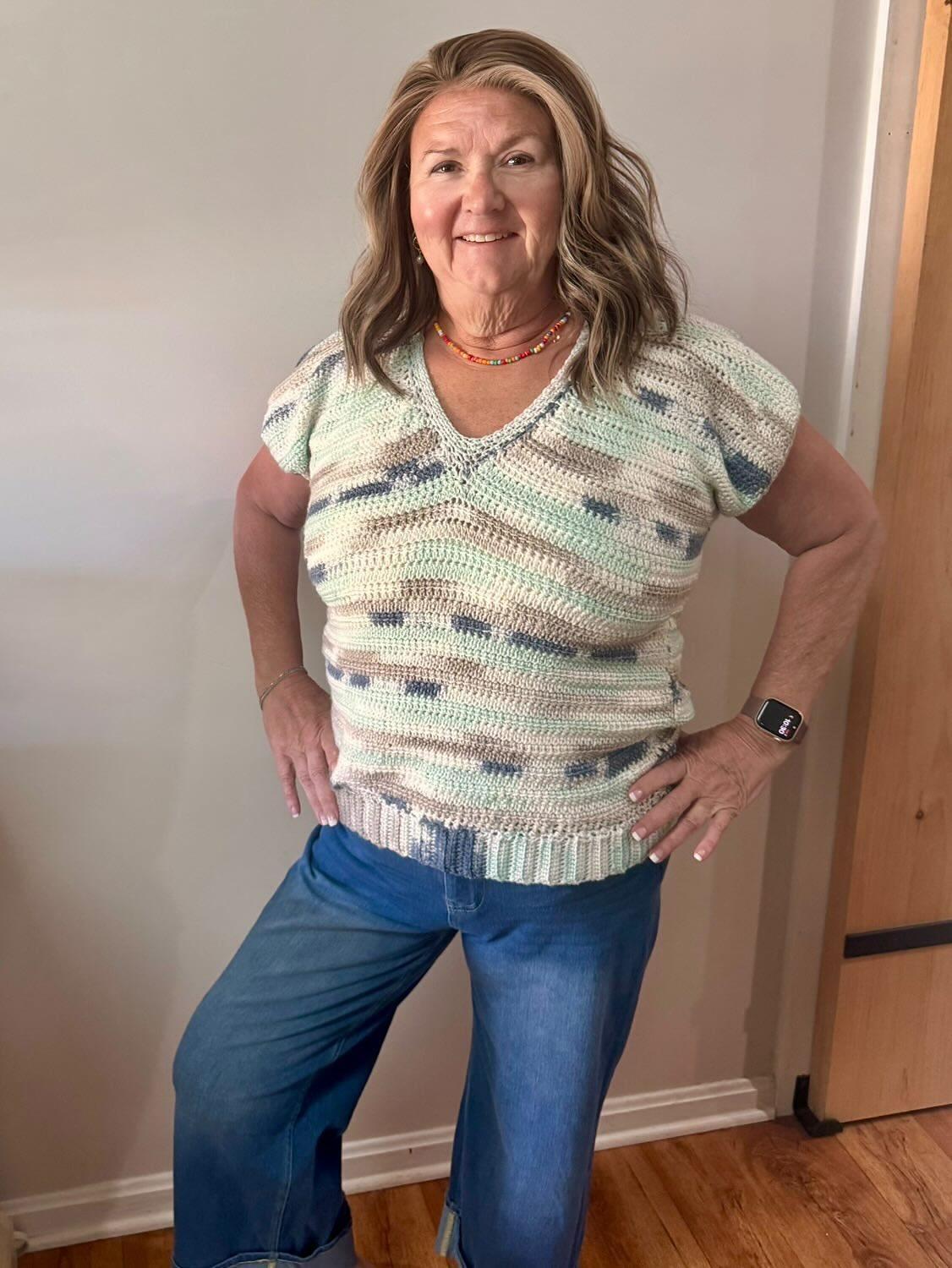 Emily Top Fitted V-neck tee with sleeves