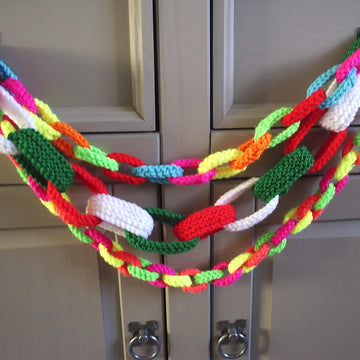 PAPER CHAIN CRAZE DK knitting pattern Hair Bun Wrap Necklace Bracelet Christmas Birthday Decorations Bunting