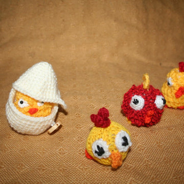 Huhn mit Küken und Ei