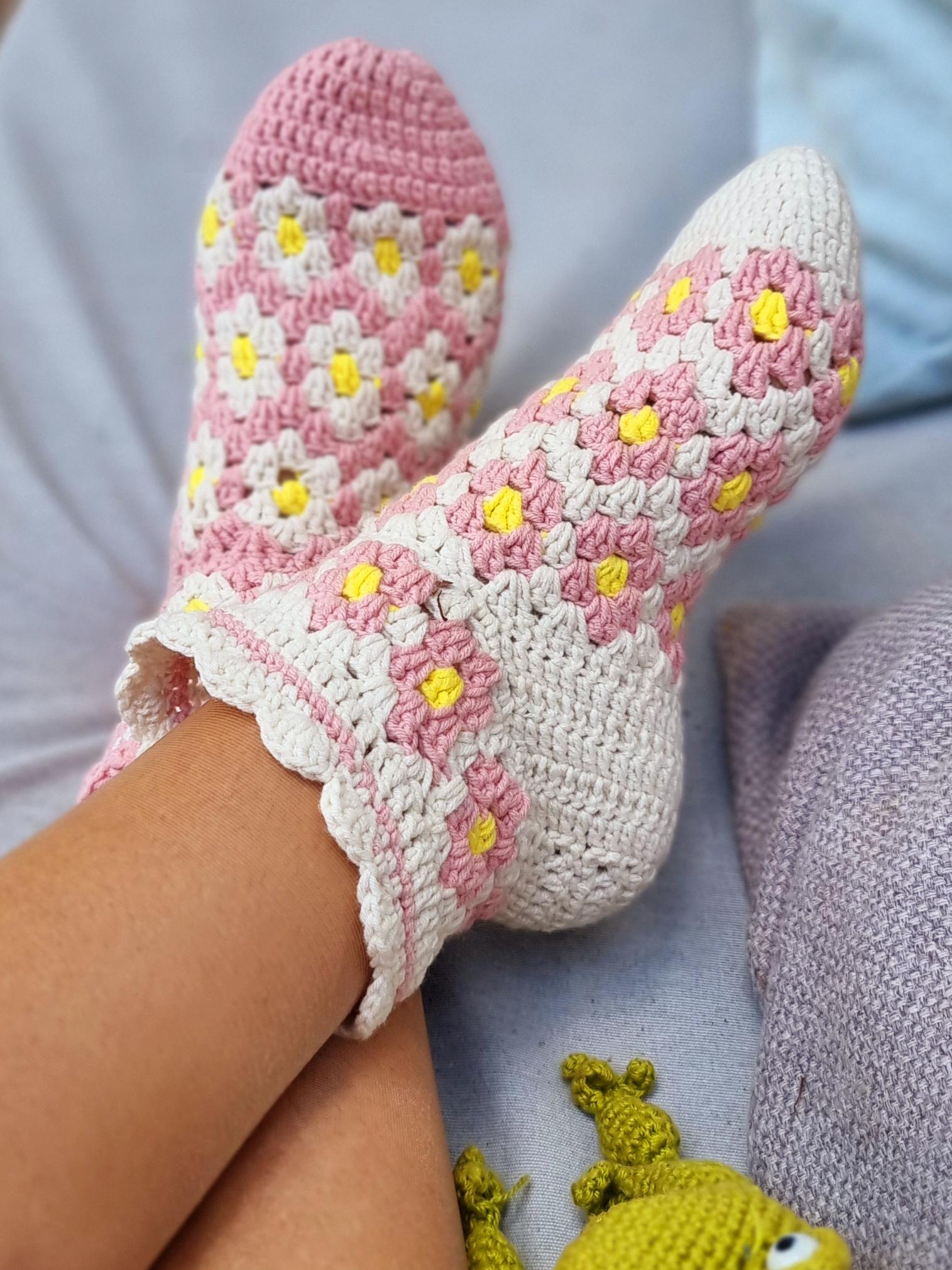 Floral crochet socks for adults and kids crochet pattern S10