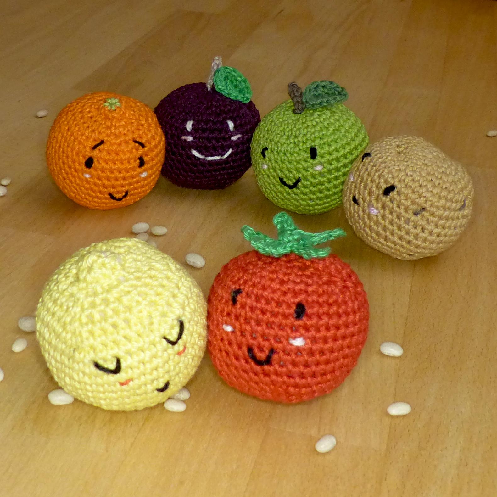 Fruit juggling balls