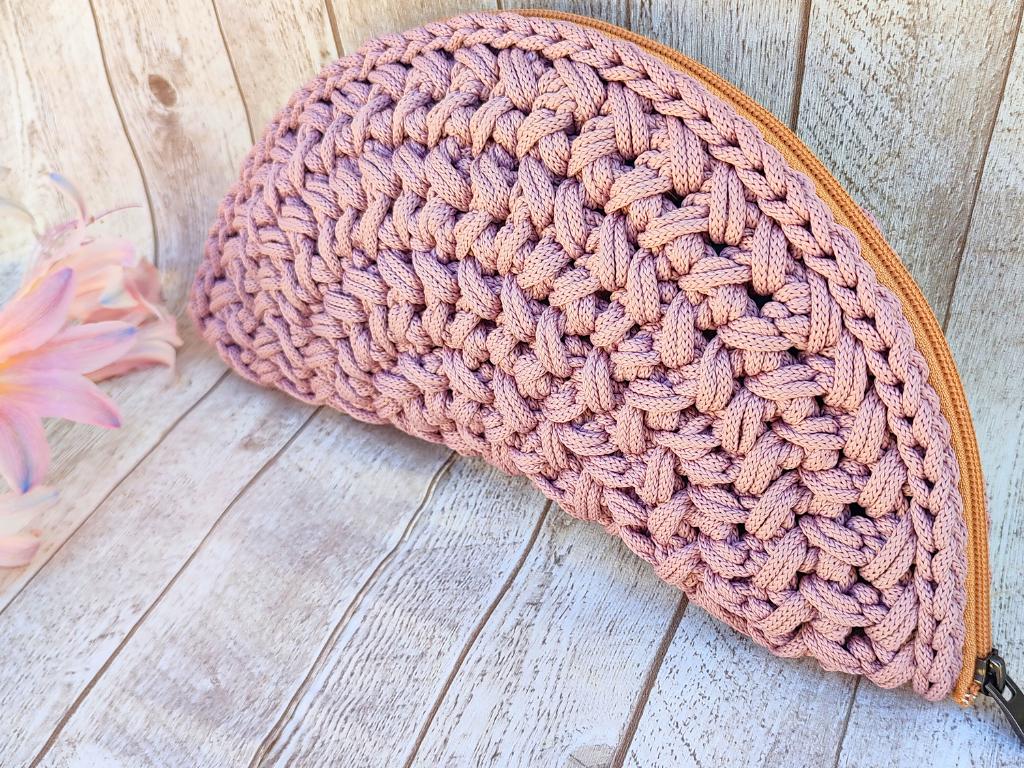 One-Piece Half Moon Clutch | Seamless Crochet Bag Pattern
