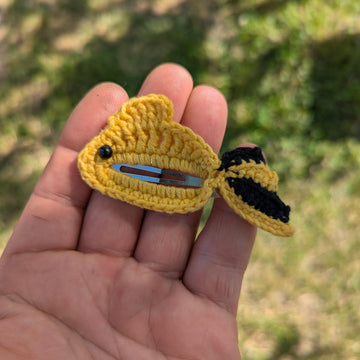 Golden fish hair clip English-US