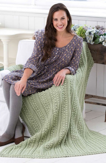 Aran Isle Throw in Red Heart Super Saver Economy Solids - LW3112