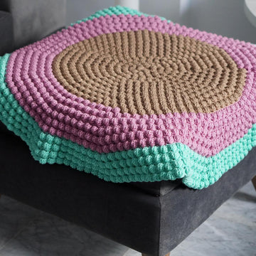 Bobble stitch round blanket