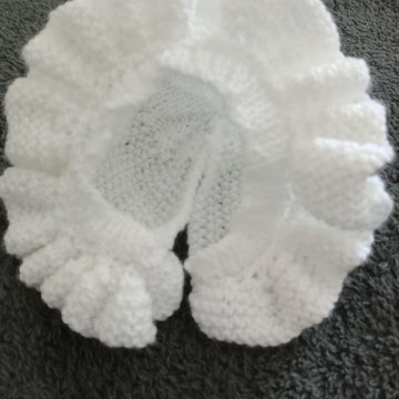 Easy frilled baby hat