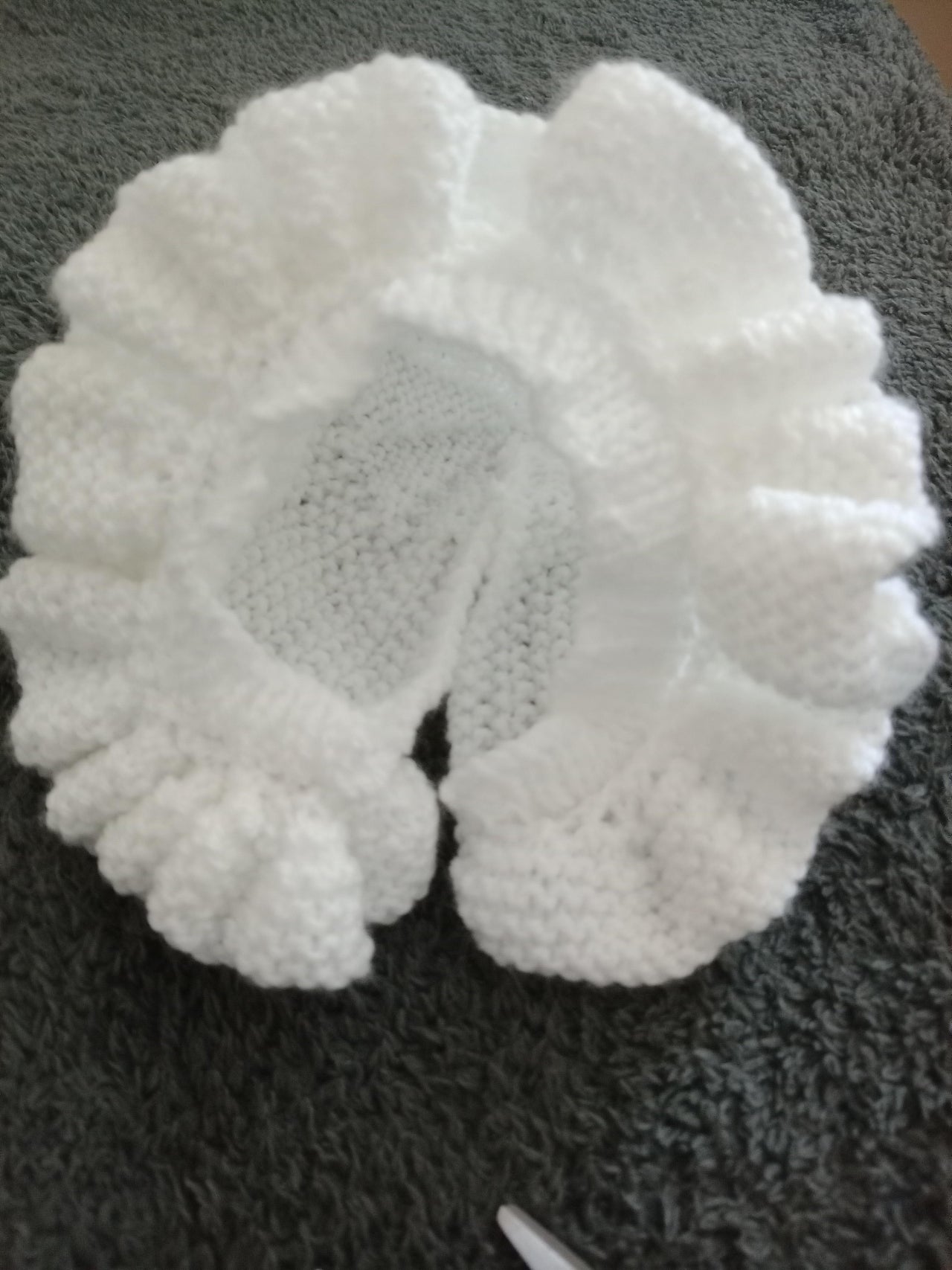 Easy frilled baby hat