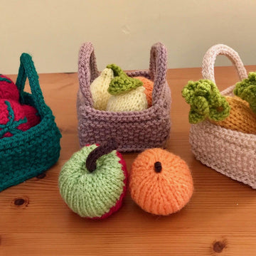 'Bitsy' Basket for favours, sweets, toys. In Patons Fab DK