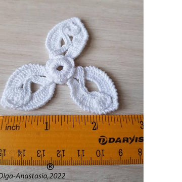 Flower with 3 petals and scrolls on top