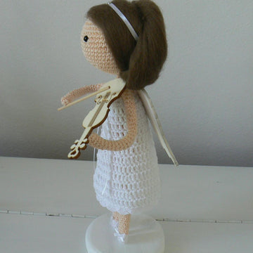 Angel playing the violin