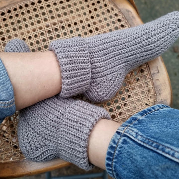 Warm unisex crochet socks with adjustable size pattern S1