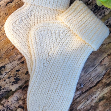 Warm unisex crochet socks with adjustable size pattern S1