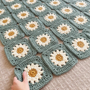 Cozy Days Daisy Blanket