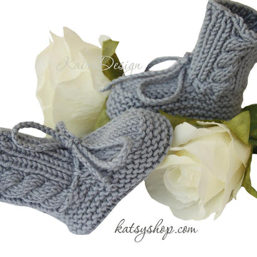 Baby booties with cable