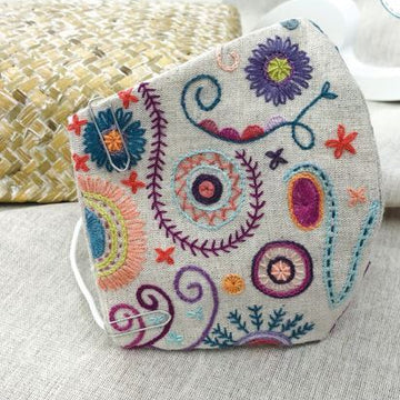 Un Chat Dans L'Aiguilles On Flowery Mask Embroidery Kit - 20x14 cm