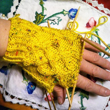 Crisscross Applesauce Fingerless Gloves