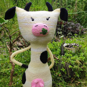 Scrap yarn Cow