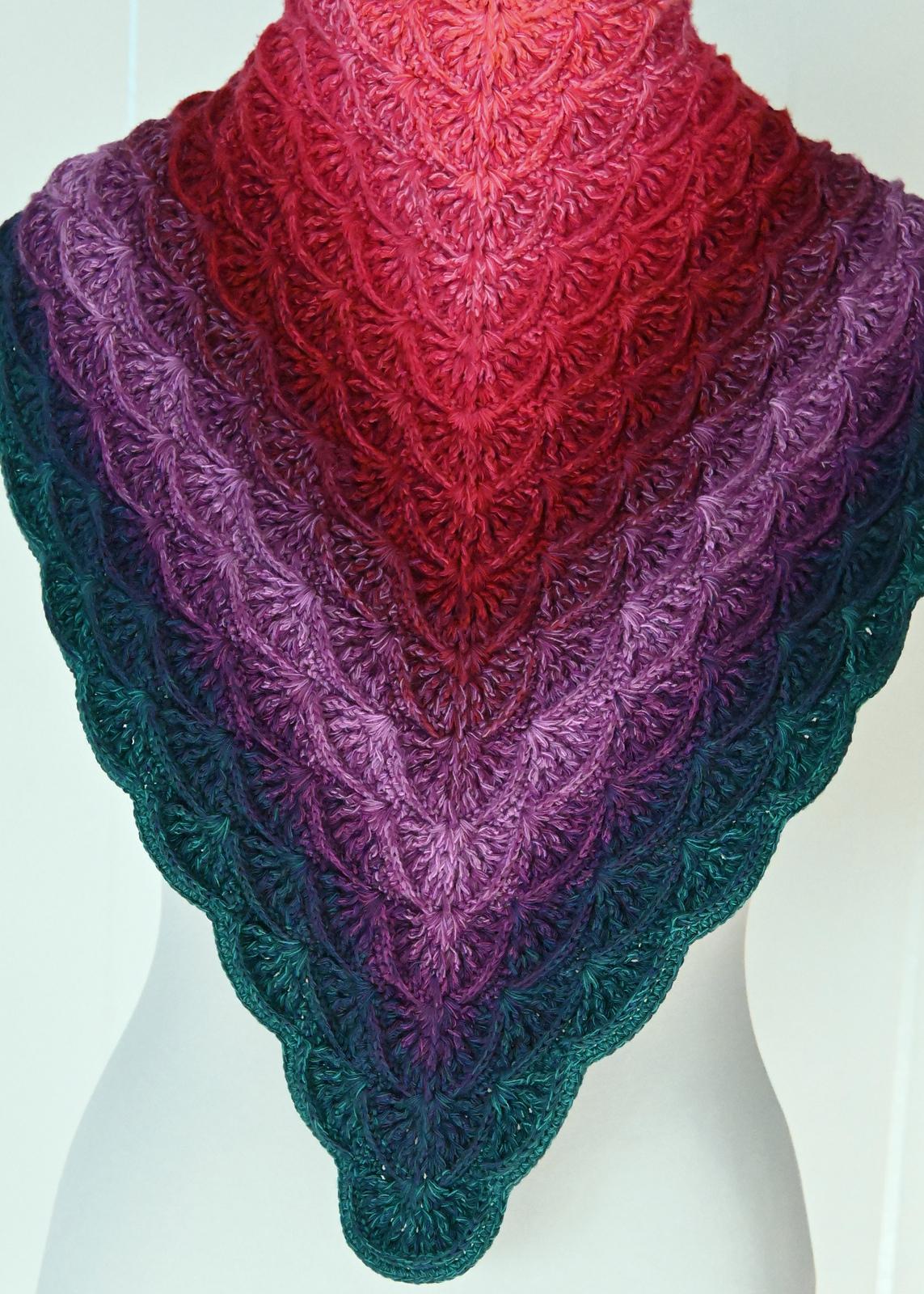 Triangular shawl "Aurelia"