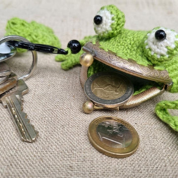 Frog coin purse keychain bag charm with clover kiss clasp crochet pattern T34