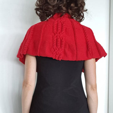 Rita - cabled cape